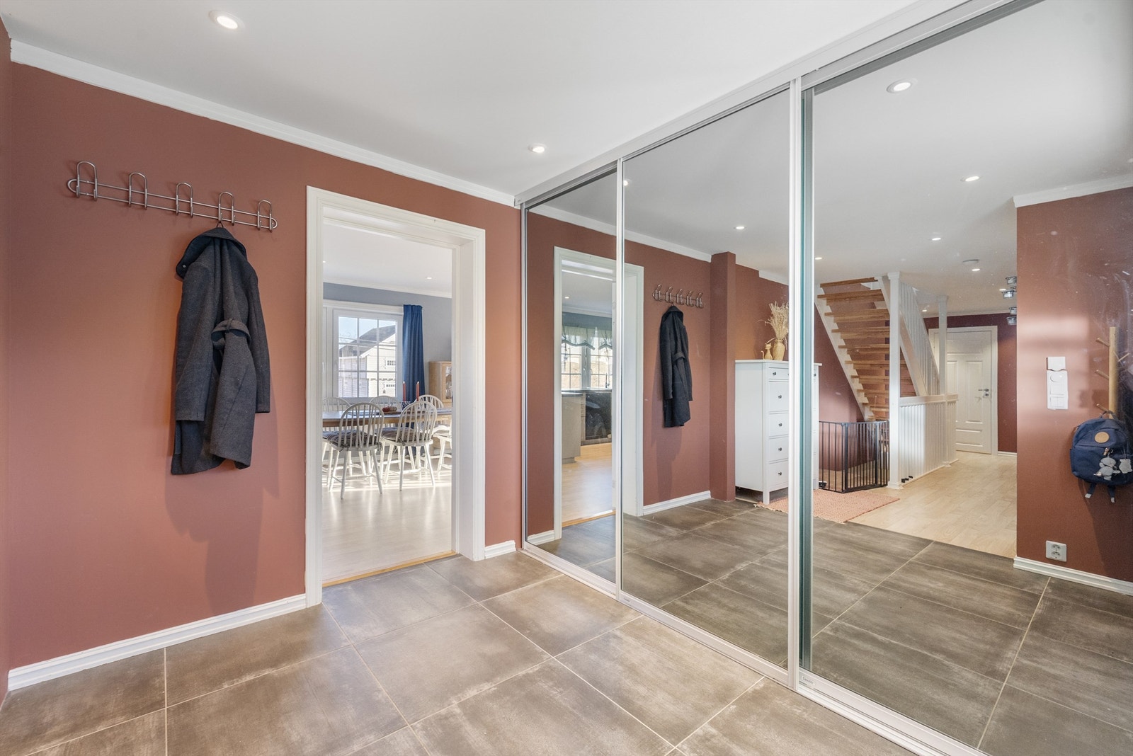 Gangen har flislagt gulv med gulvvarme. Galleribilde