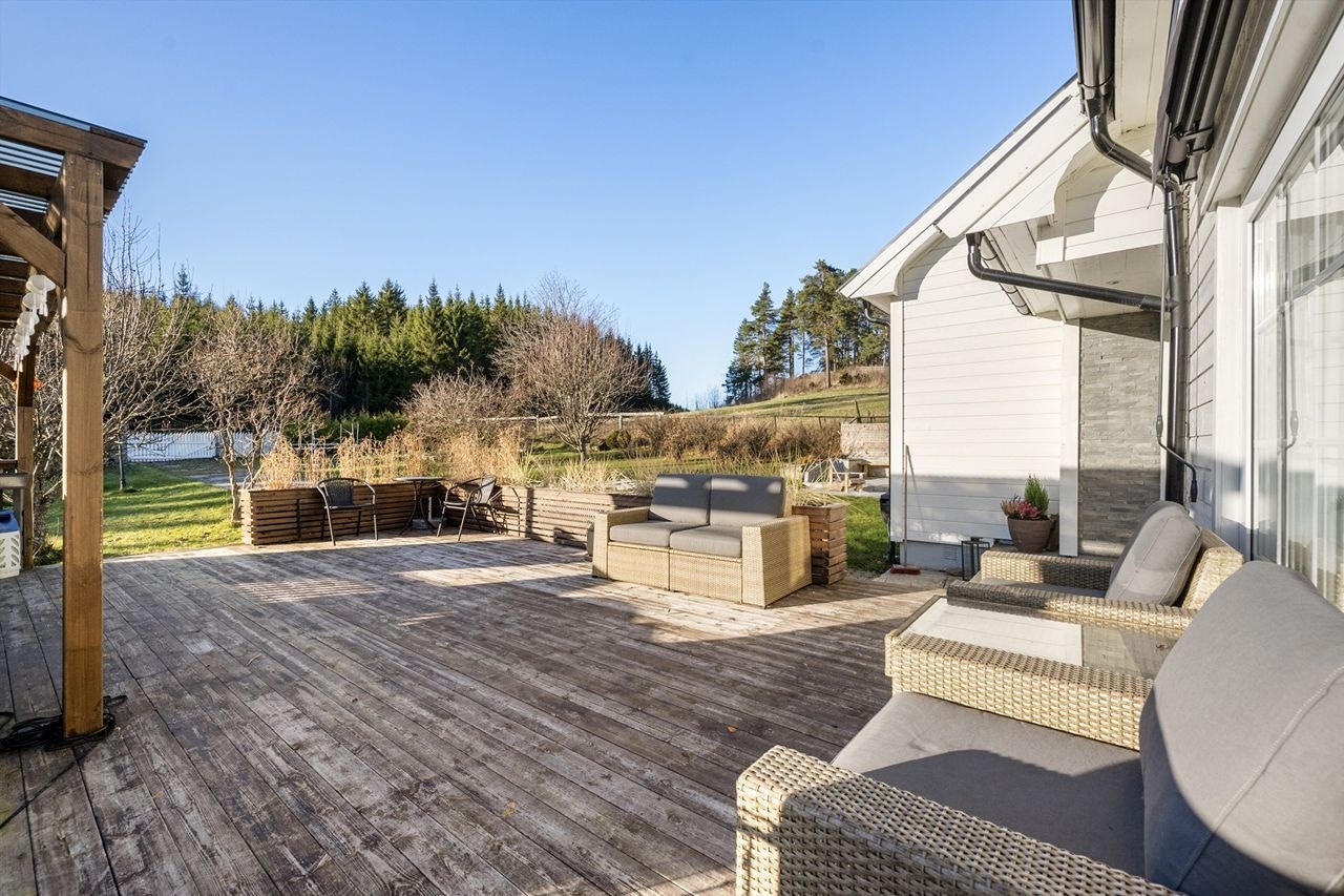 Den store terrassen på 45 m² ved inngangspartiet gir rikelig med plass til utemøbler. Galleribilde