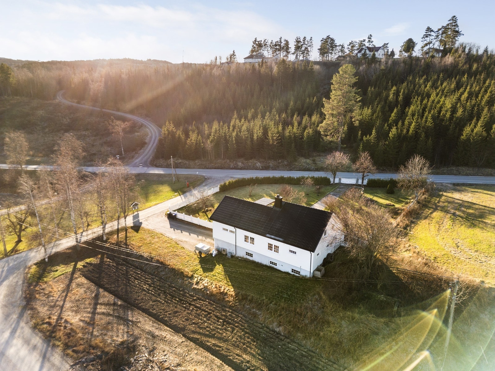 Med umiddelbar nærhet til skog og mark er dette et ideelt utgangspunkt for friluftsliv. Galleribilde