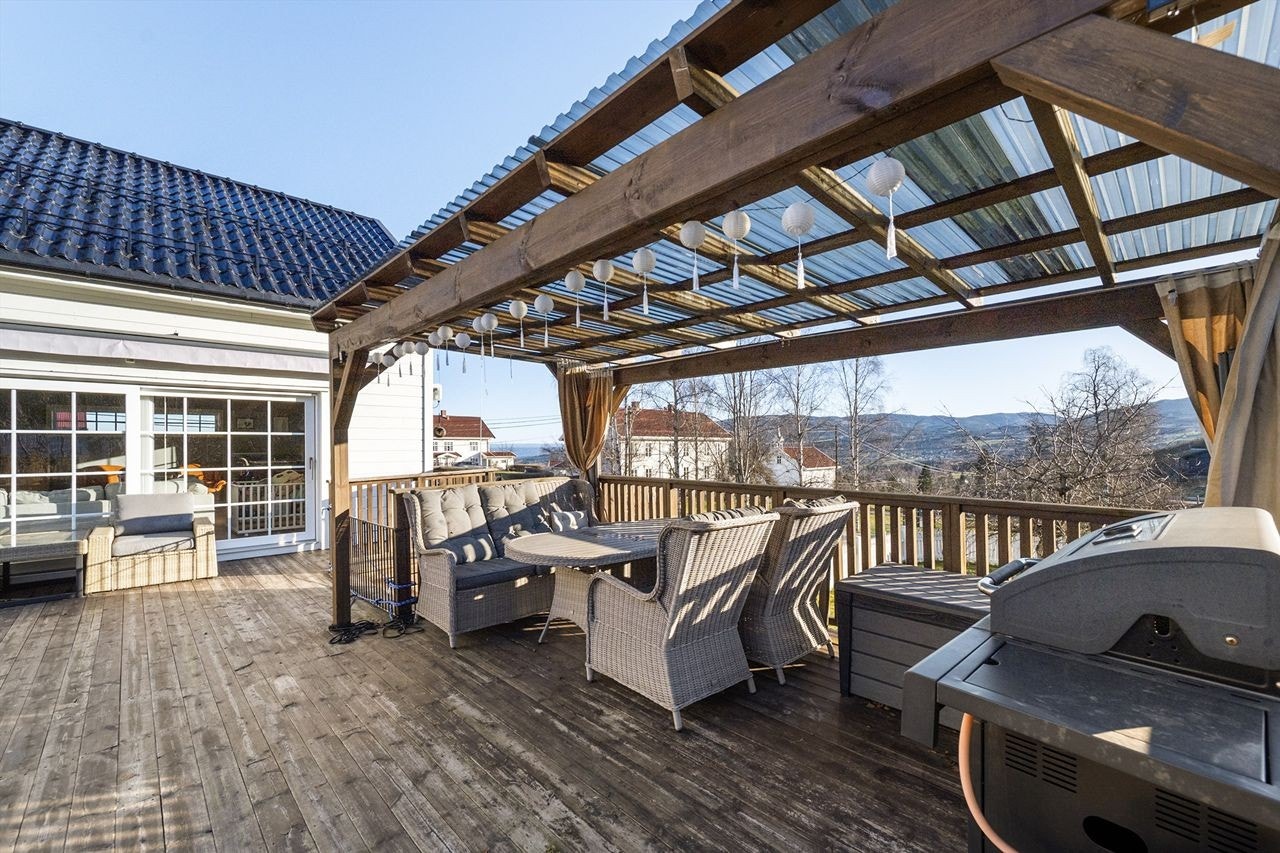 Hyggelig utsikt til landskapet rundt fra denne trivelige spiseplassen! Galleribilde