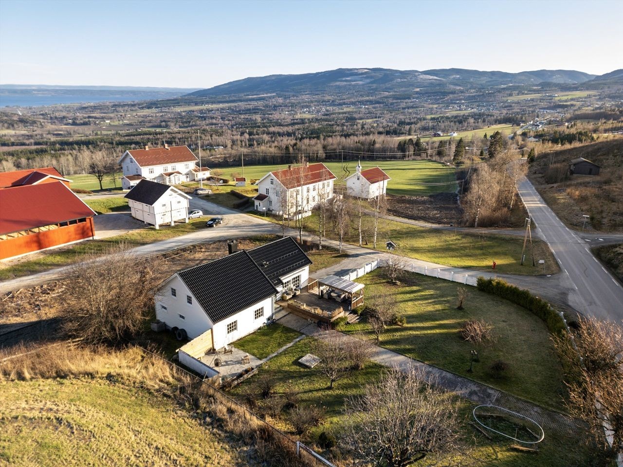 Eiendommen ligger i et barnevennlig område med kort vei til Vilberg skole og barnehage. Galleribilde