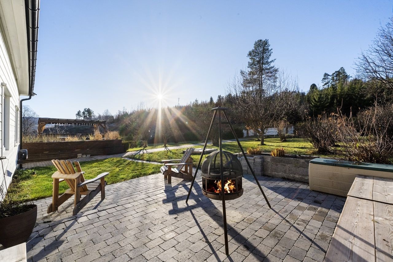 Uteplassen er nordvestvendt, med gode solforhold. Galleribilde