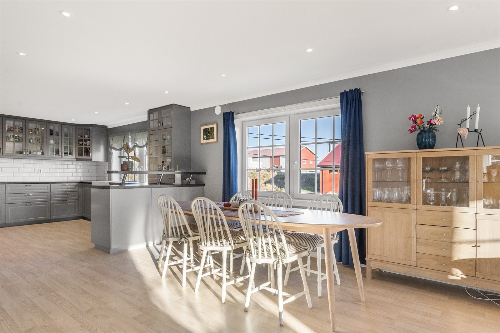 Spisestuen er en naturlig del av den åpne løsningen, med kort vei til kjøkkenet. Galleribilde