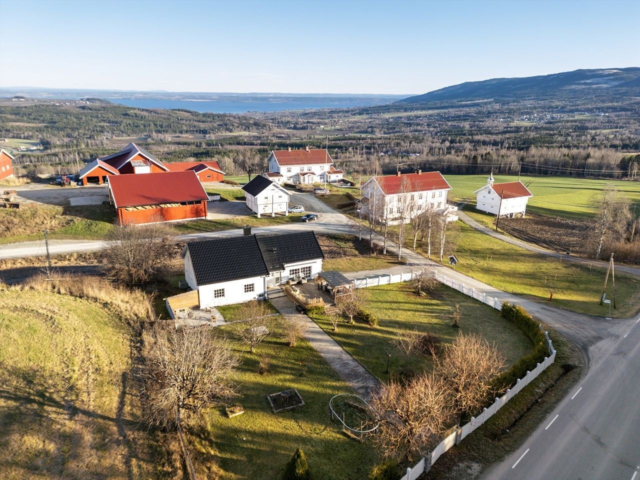 Fin hjørnetomt, som er inngjerdet mot veien. Galleribilde