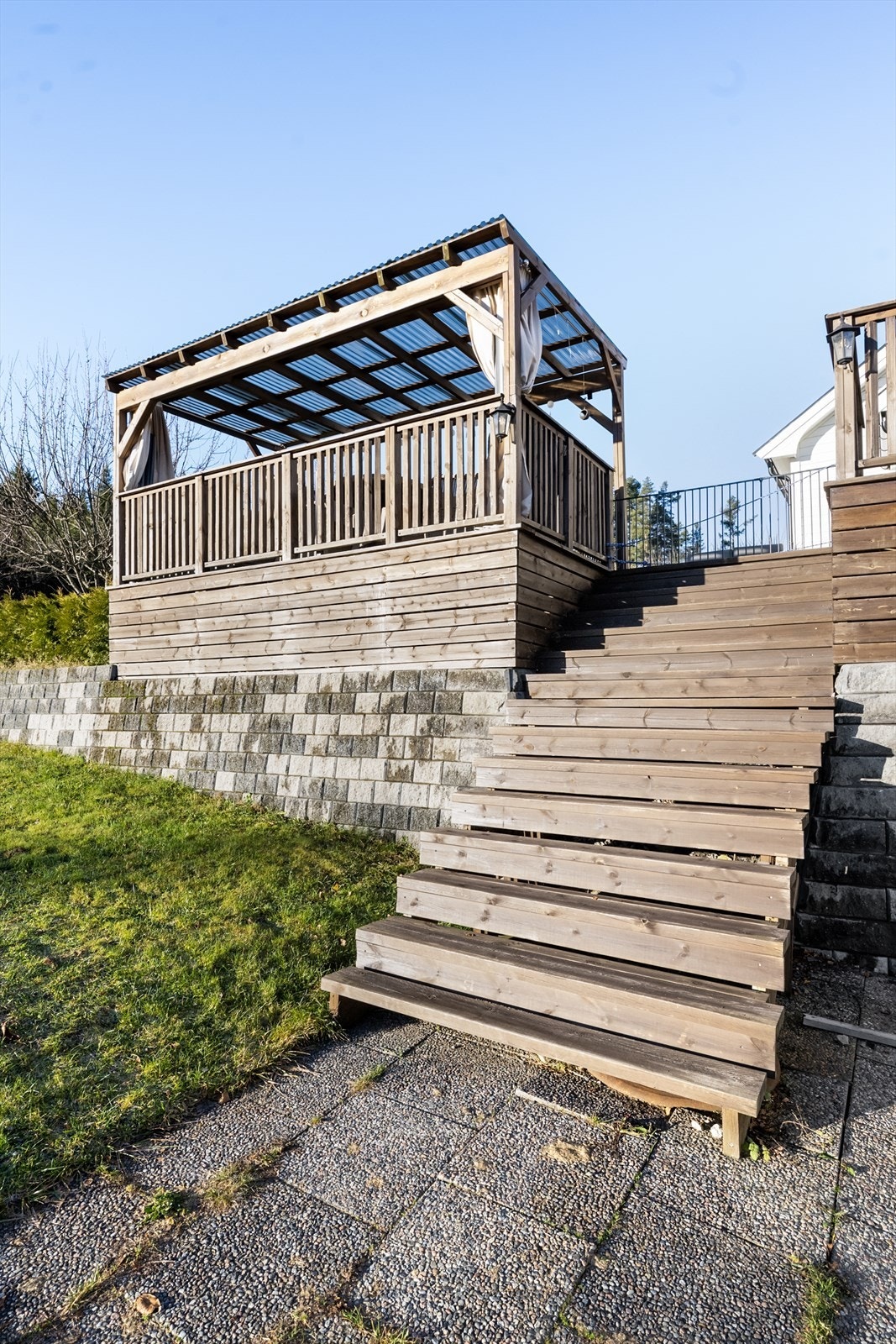 Terrassen ved inngangspartiet har en pergola med tett tak, bygget i 2021. Galleribilde