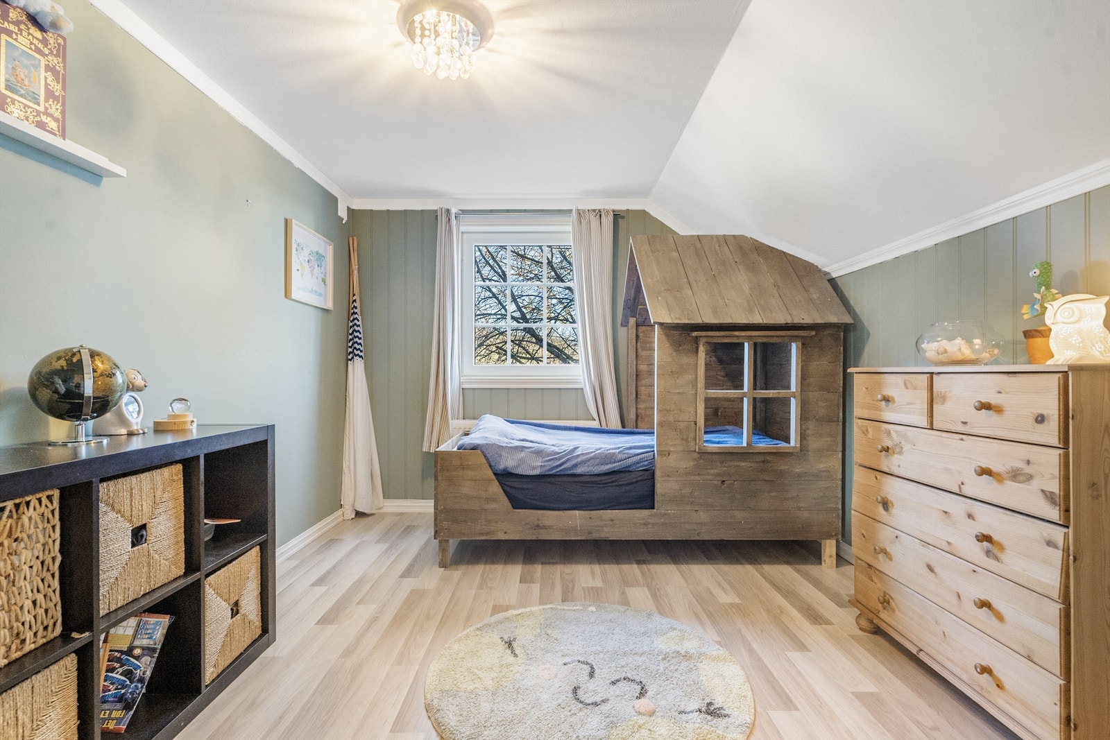 Et av tre pent innredede soverom på loftsplanet. Innredning av loftsplan er ikke dokumentert omsøkt. Galleribilde