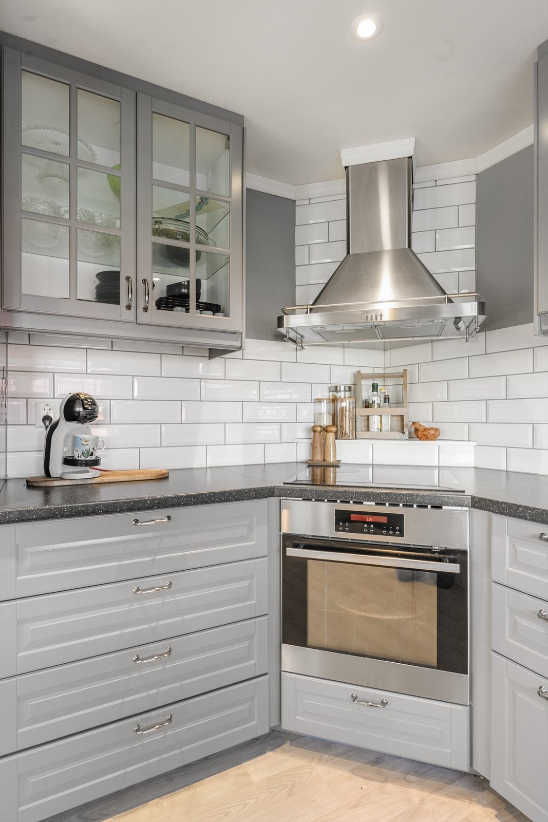 Kjøkkenet er utstyrt med to integrerte komfyrer, koketopp og mikro. Galleribilde