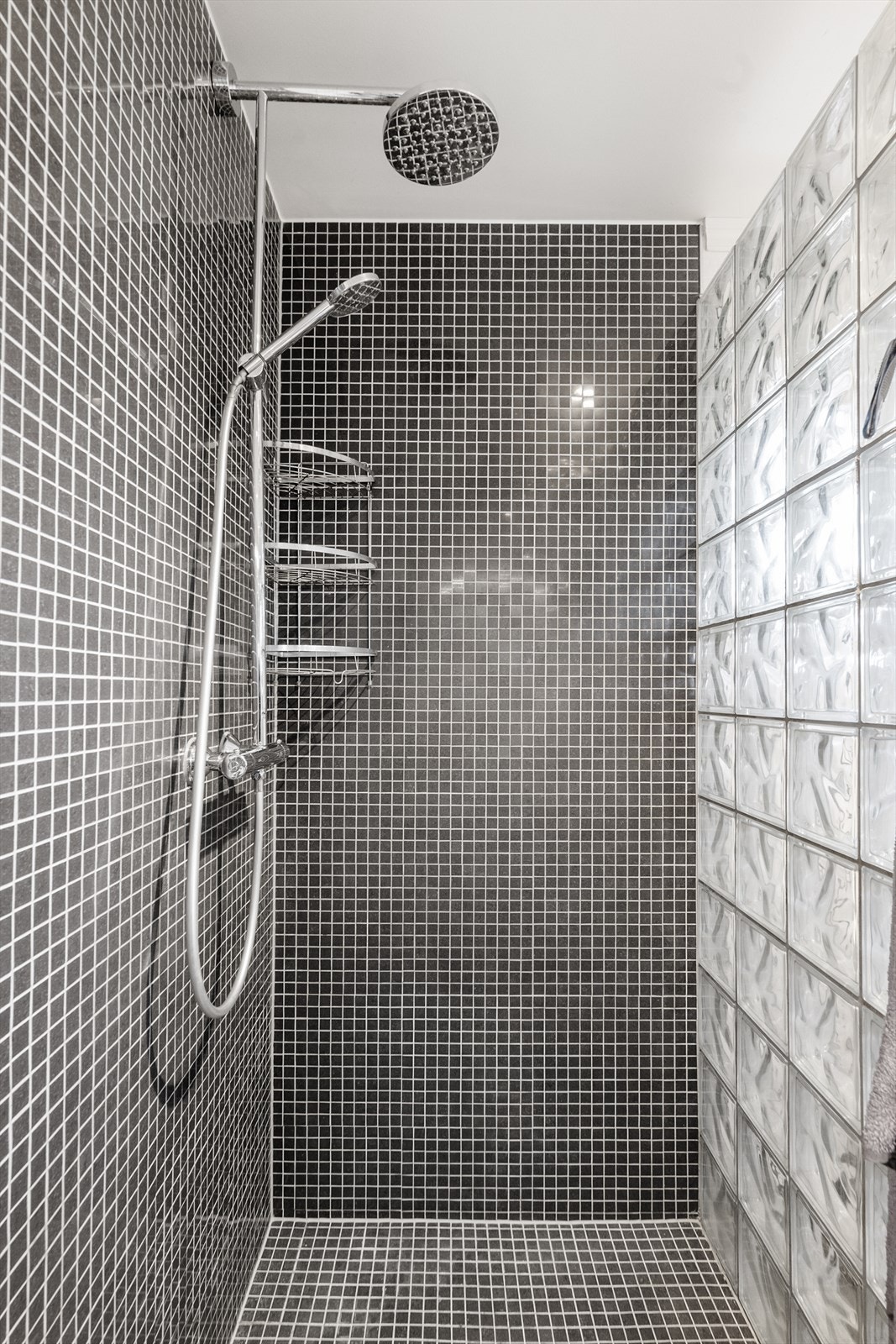 Lekker, flislagt dusjnisje. Galleribilde