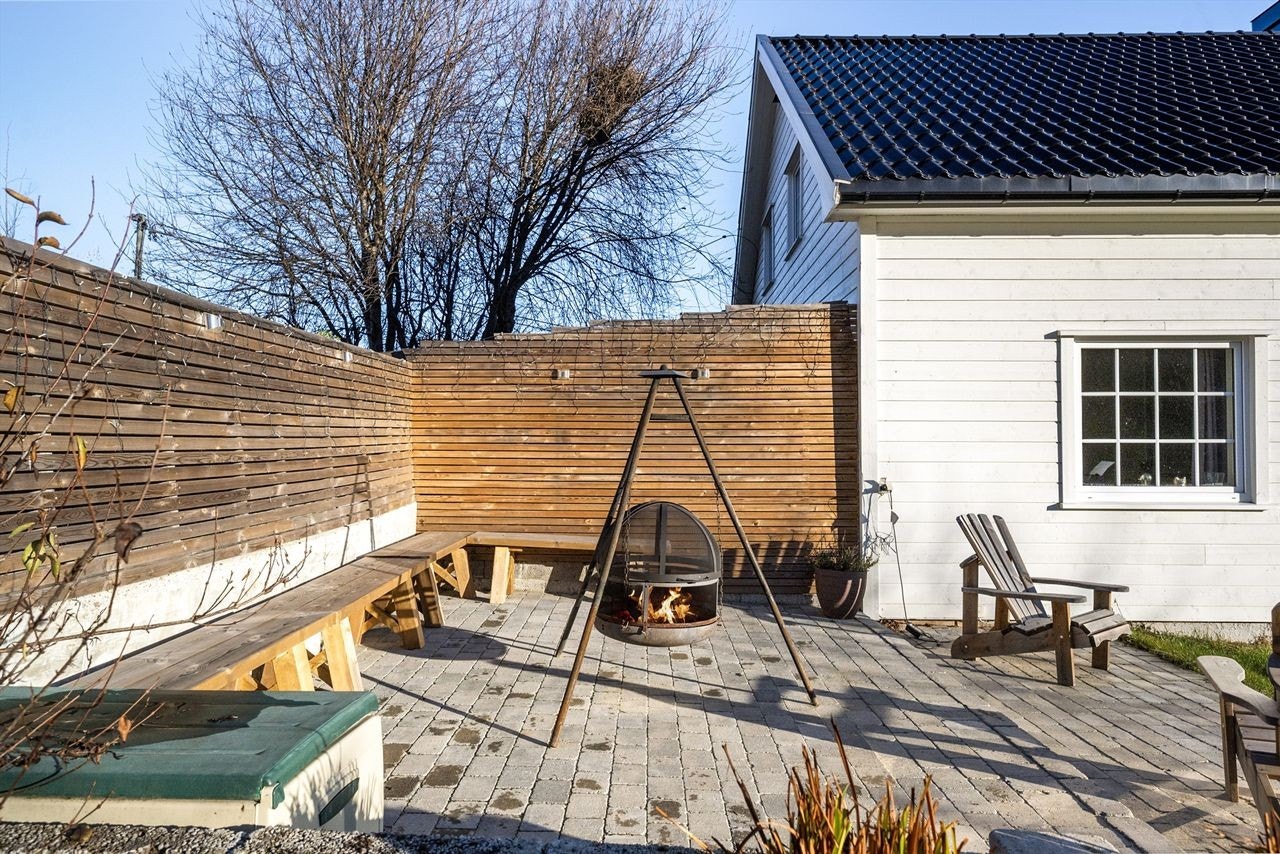 En usjenert og lun uteplass på 26 m² med belegningsstein. Plassen ble bygget i 2023. Galleribilde