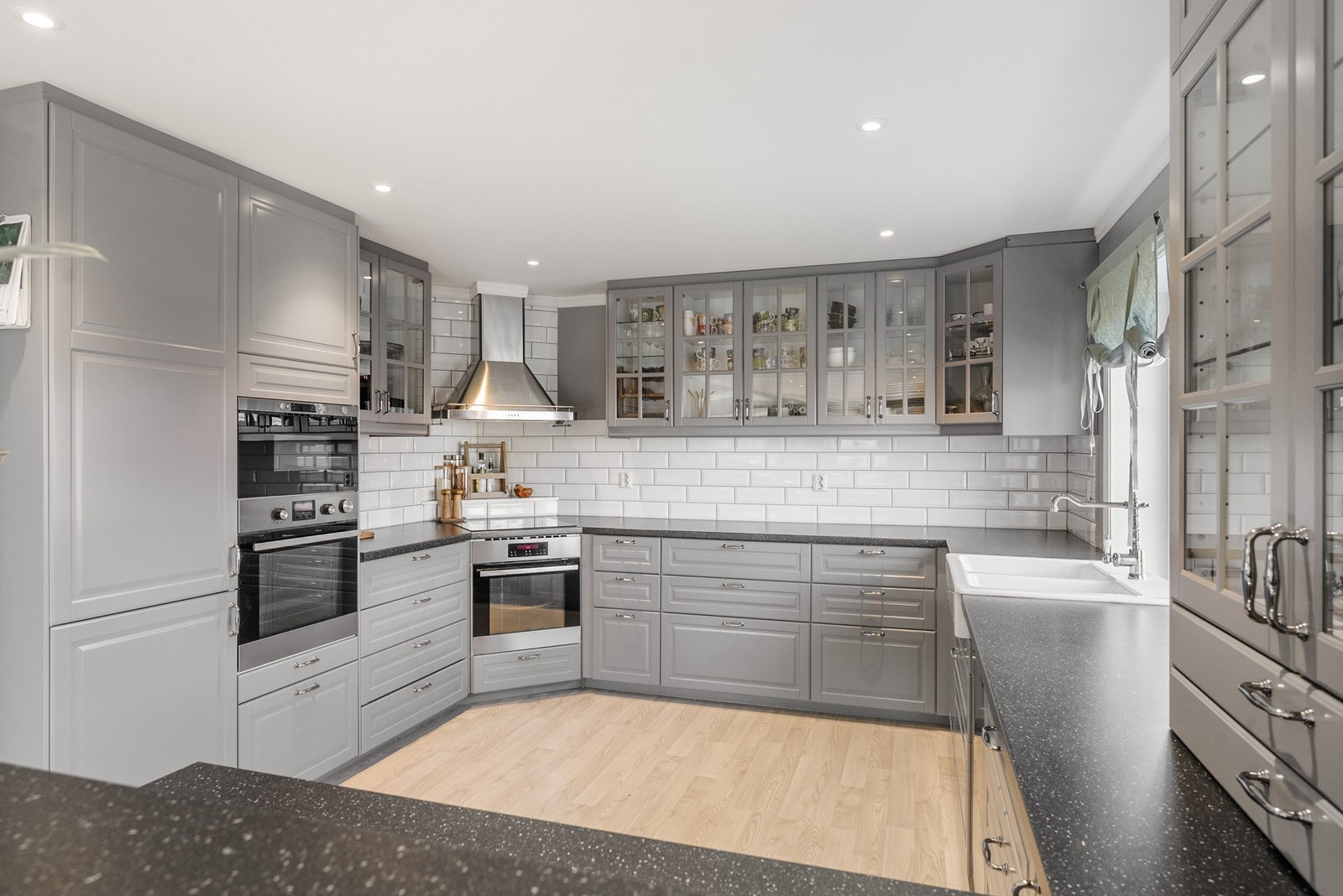 Innredningen fra 2015 kombinerer klassisk design med rikelig skap- og benkeplass. Klassiske fliser mellom benk og overskap. Galleribilde