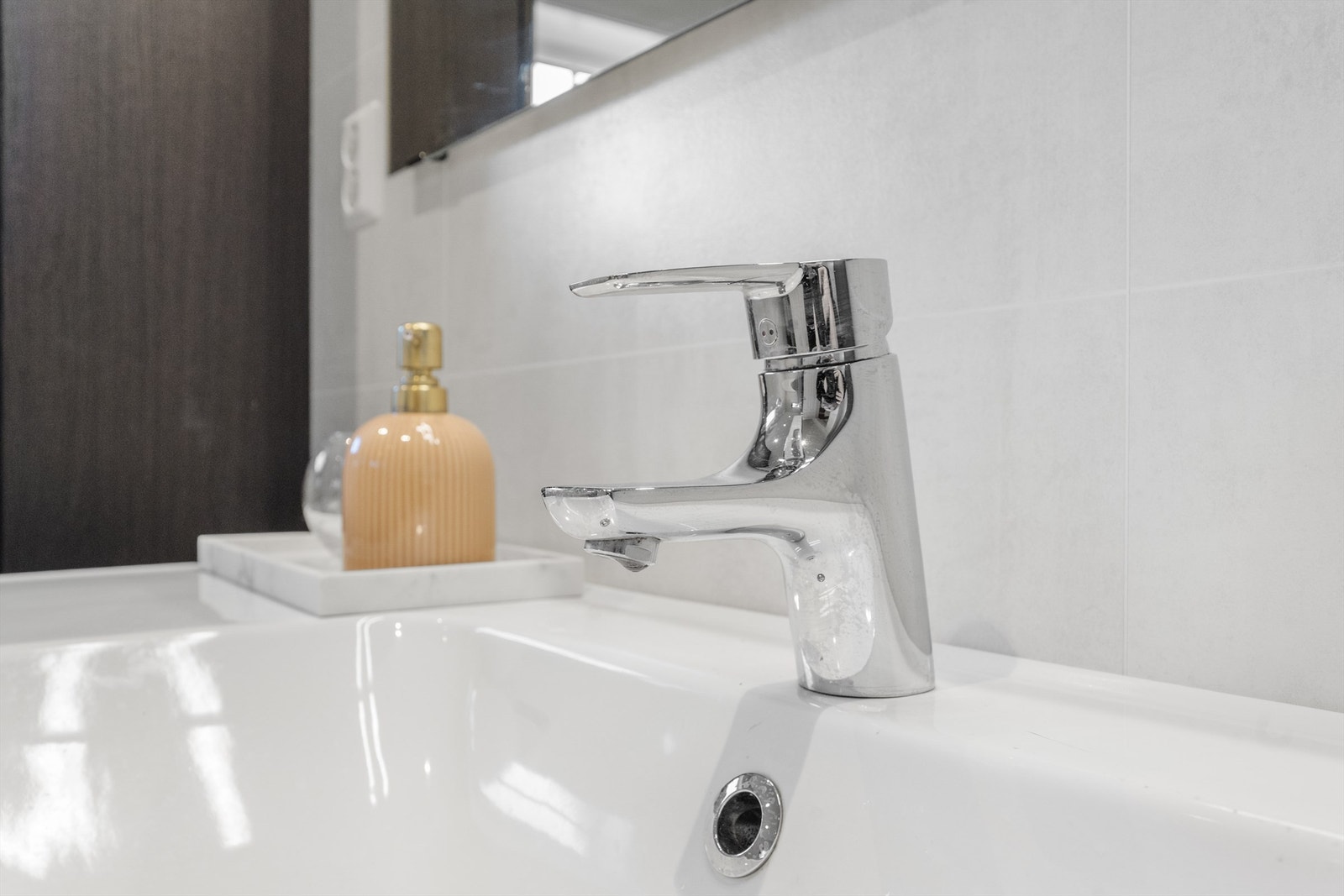 Moderne og velutstyrt baderomsinnredning fra 2015. Galleribilde