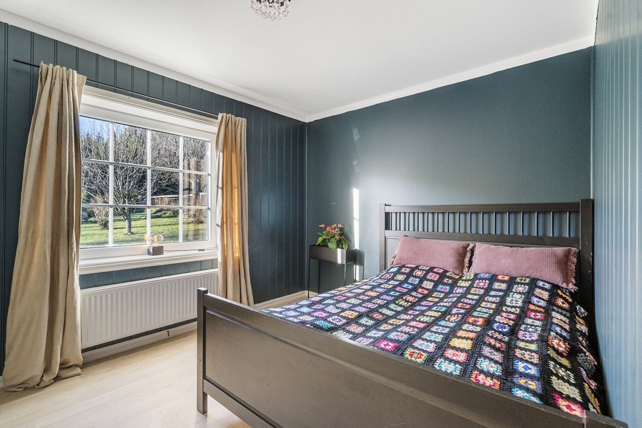 Hovedetasjen har et romslig soverom med panelplater på veggene. Galleribilde