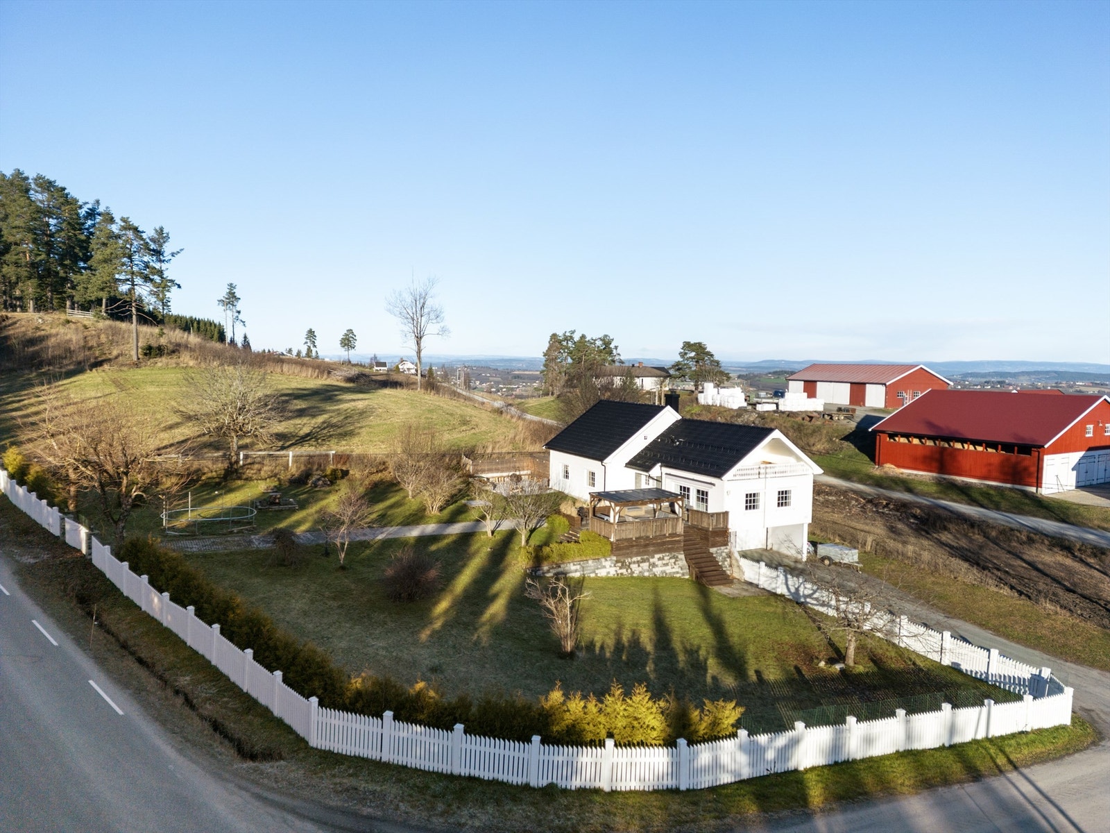 Eiendommen ligger i Lensbygda, kjent som Porten til Totenåsen med sitt store nettverk av stier. Galleribilde