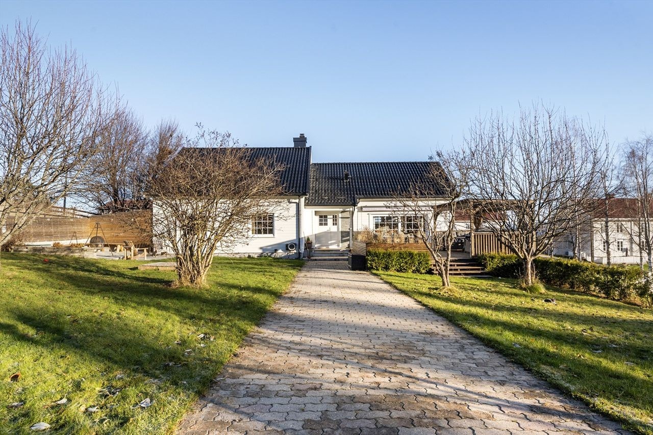 Frodig og pent opparbeidet hage. Galleribilde