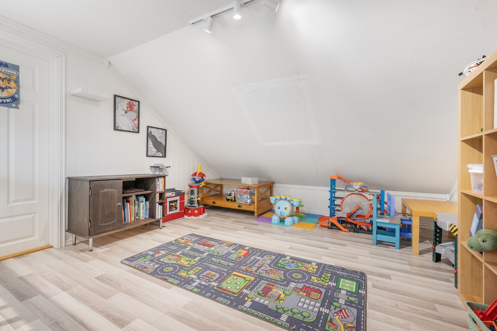 Loftstuen gir ekstra spillerom og en fin, adskilt sone for både barn og voksne. Galleribilde