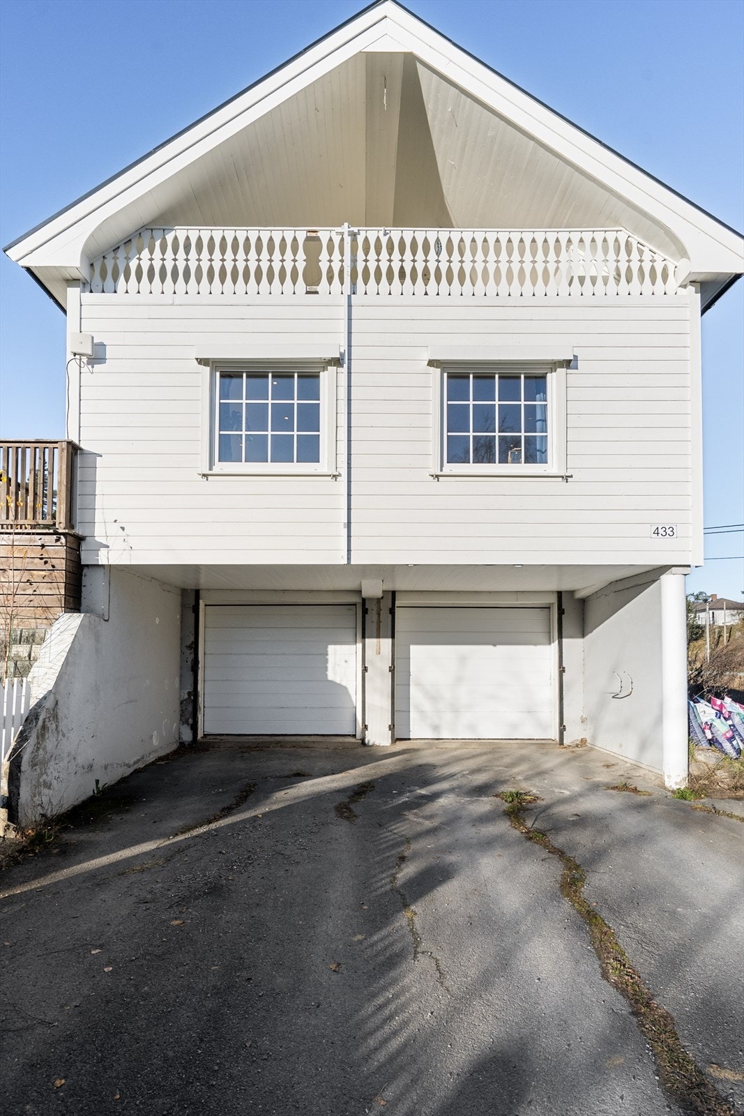 Praktisk garasje i kjeller, med nye leddporter fra 2019. Galleribilde