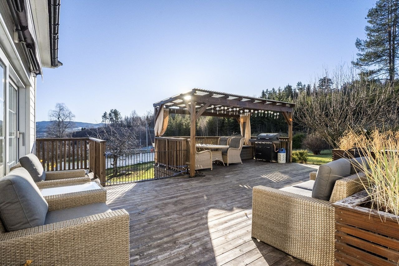 Den store terrassen på 45 m² har god plass til familie og gjester på fine sommerdager. Galleribilde