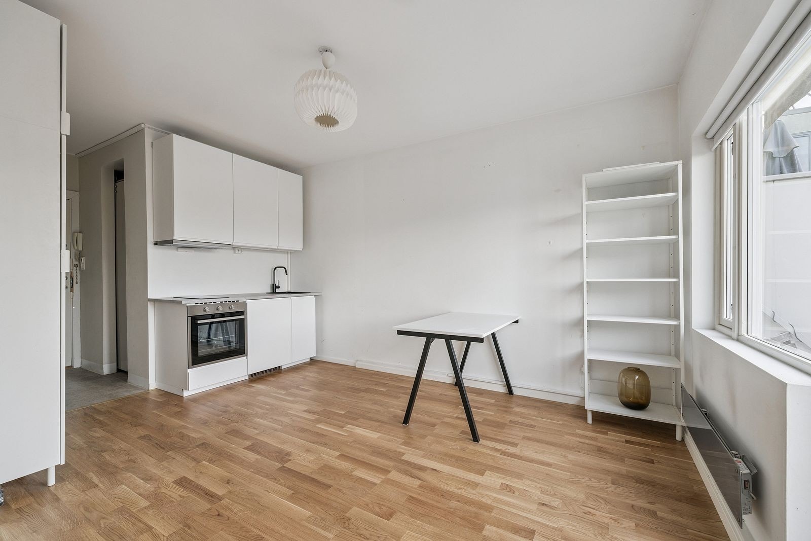 Stue/kjøkken | Åpen løsning med plass til både sofa og spisebord Galleribilde