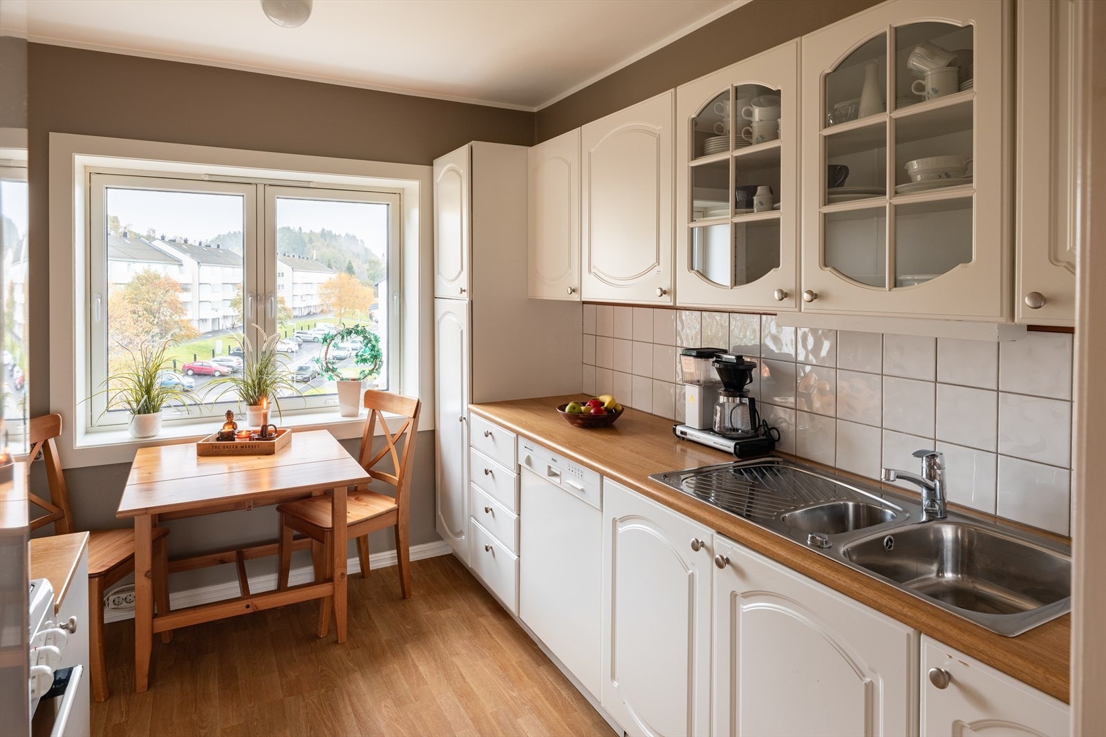 Her er det godt skap- og benkeplass. Galleribilde