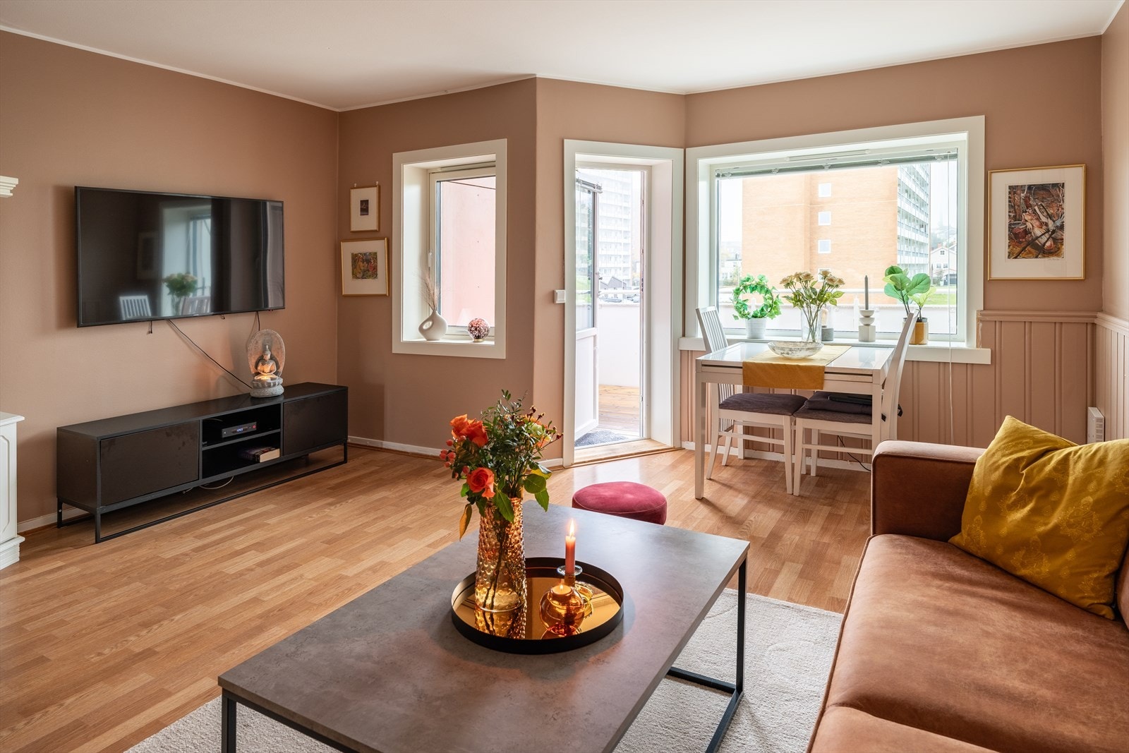 Leiligheten byr på stue, soverom, romslig balkong, kjøkken og bad. Det medfølger også 3 boder, 2 i kjeller og 1 på loftet. Galleribilde