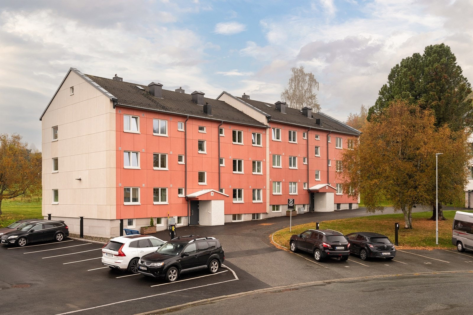 Borettslaget har skiftet ytterdører og vinduer, samt etablert ny balkong, etterisolert vegger og fasade i 2023. Galleribilde