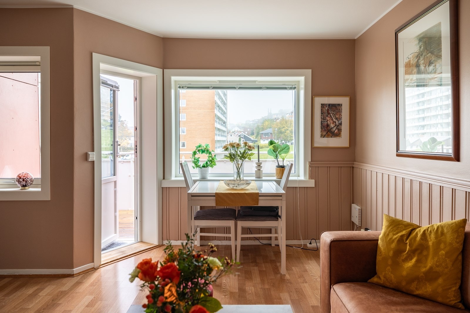 Stuen strekker seg til hele 23m²- og byr på gode møbleringsmuligheter. Galleribilde