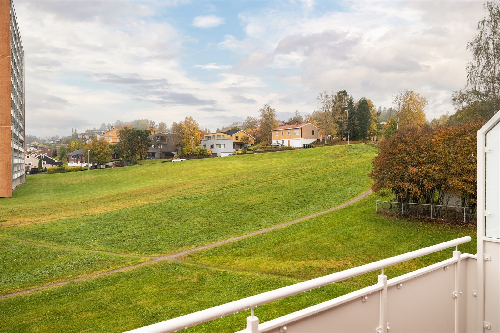 Videre er balkongen sørvendt og byr på utsikt mot frodige fellesareal. Galleribilde