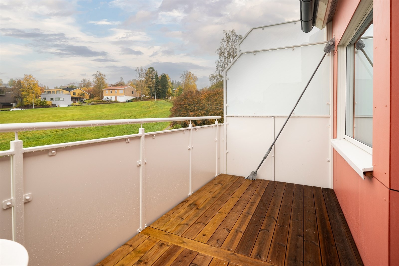 Med balkongens gode størrelse får man rikelig med plass til utemøbler. Galleribilde