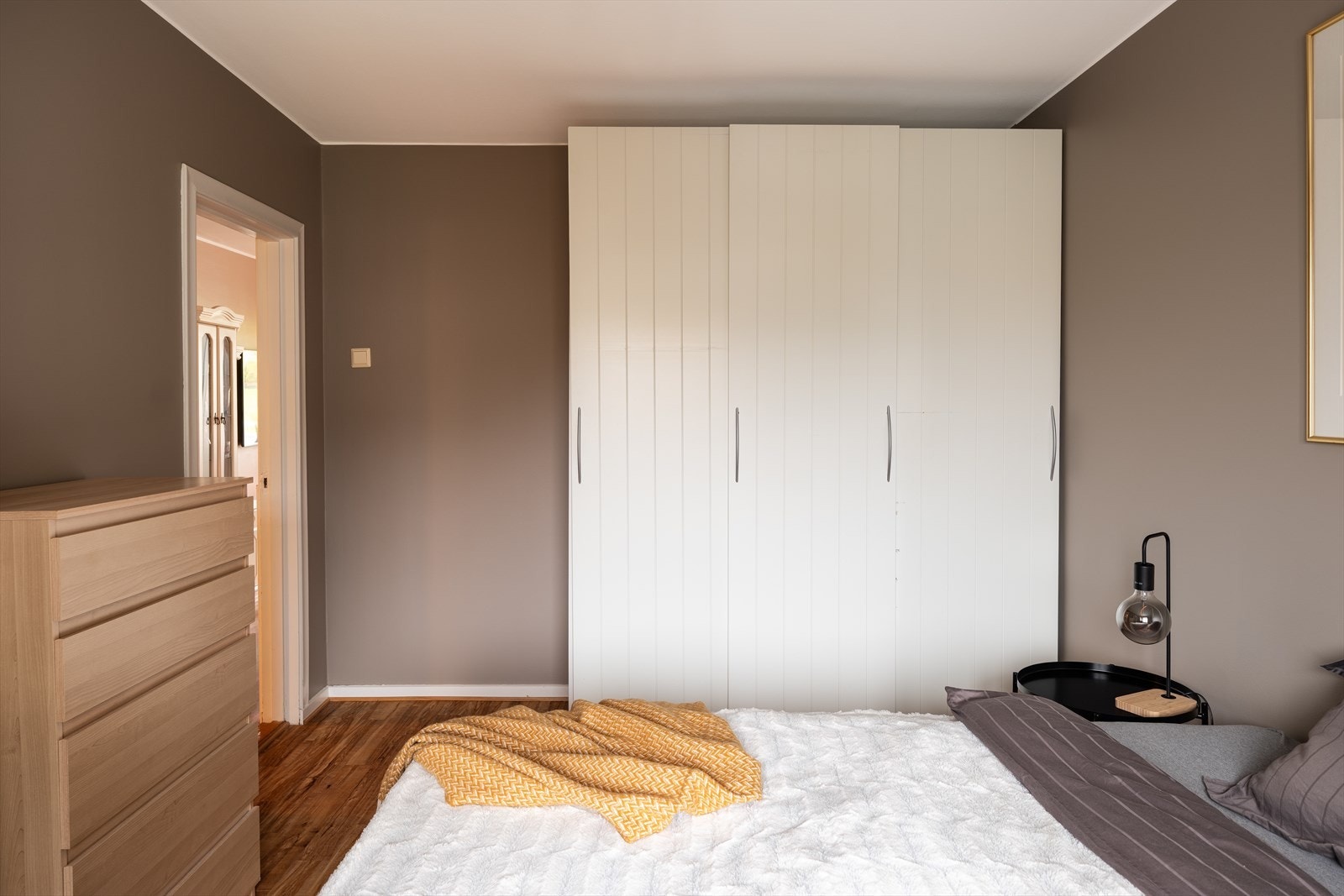 Garderobeskap medfølger handelen. Galleribilde