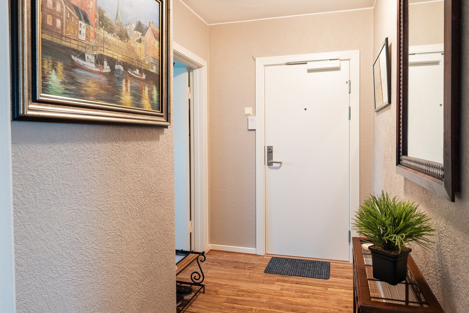 Romslig entré med god plass til oppbevaring av både sko og yttertøy. Galleribilde