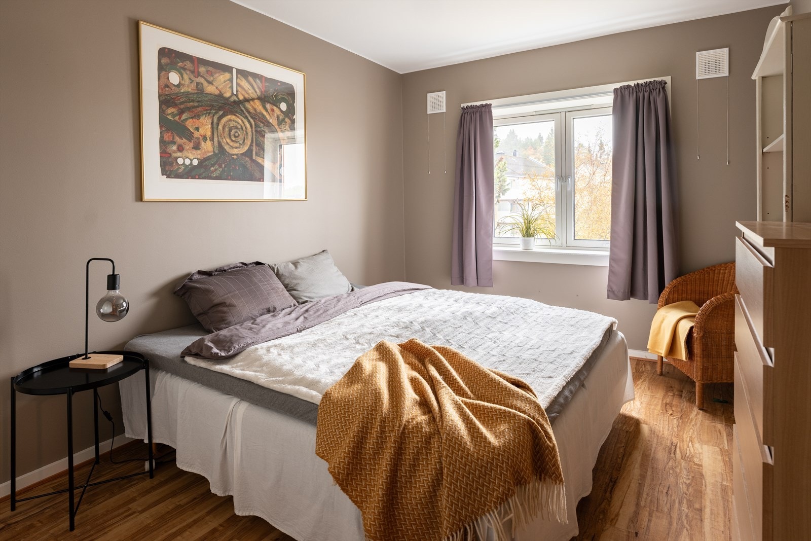 Soverommet er målt til hele 12,5m² og har rikelig med plass til stor dobbelseng, nattbord på begge sider og garderobeløsning. Galleribilde