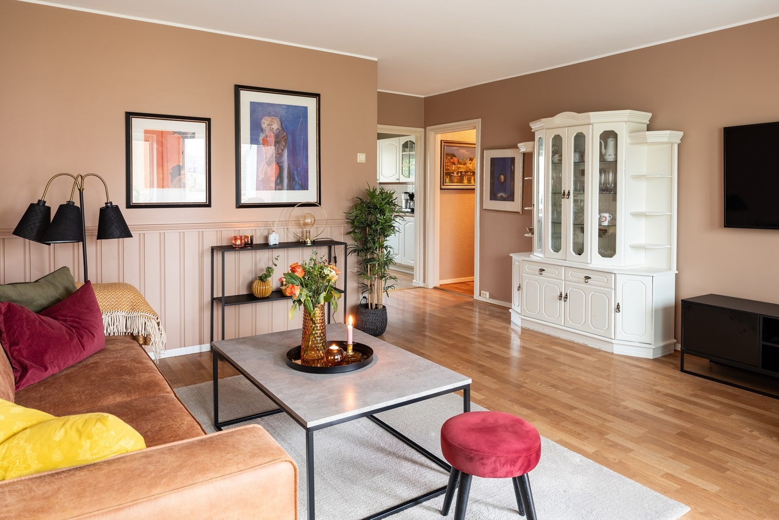 Stuen på hele 23m² byr på gode møbleringsmulighter. Galleribilde