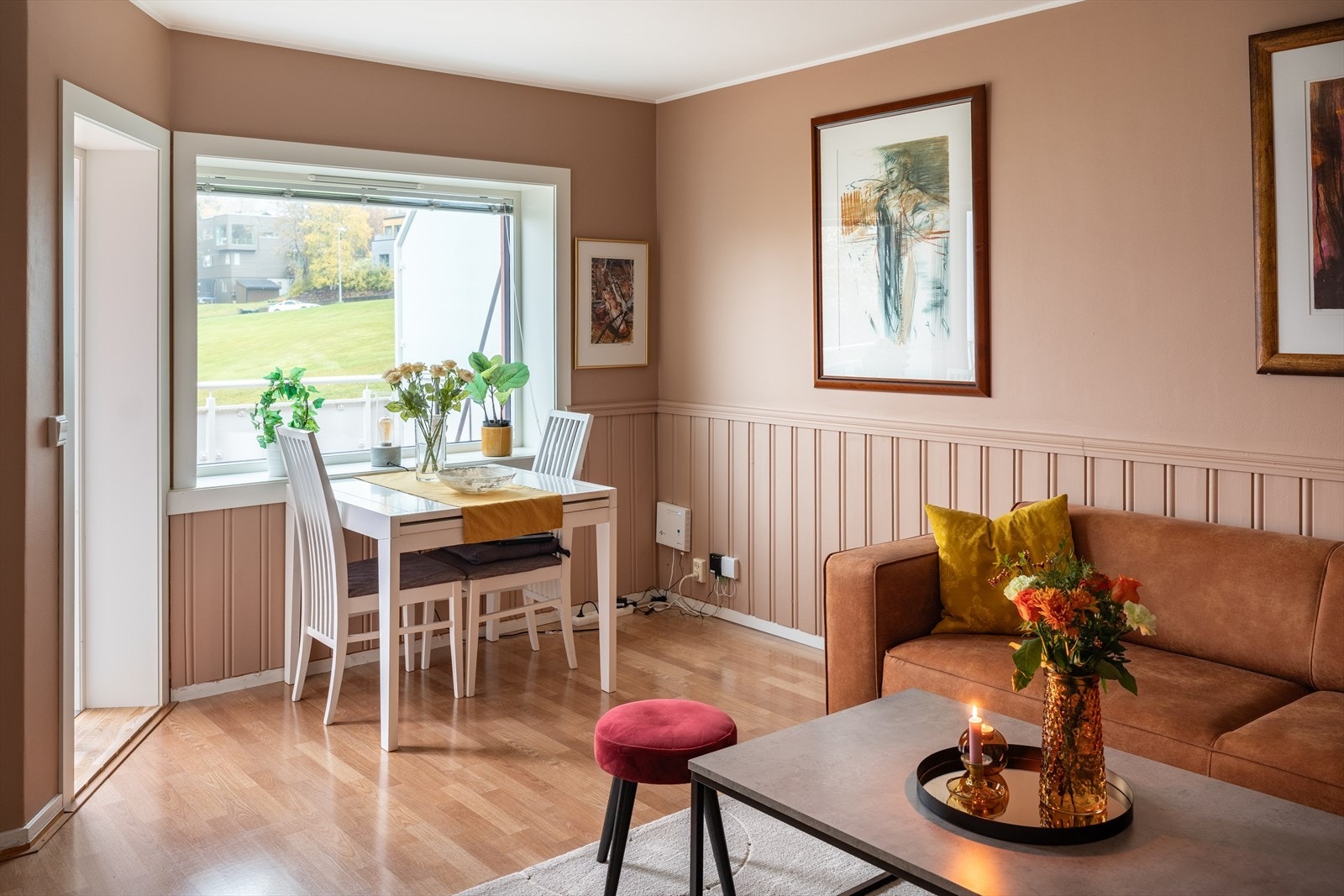 Etter dagens løsning får spisebordet sin naturlige plassering ved det rause vinduet. Galleribilde