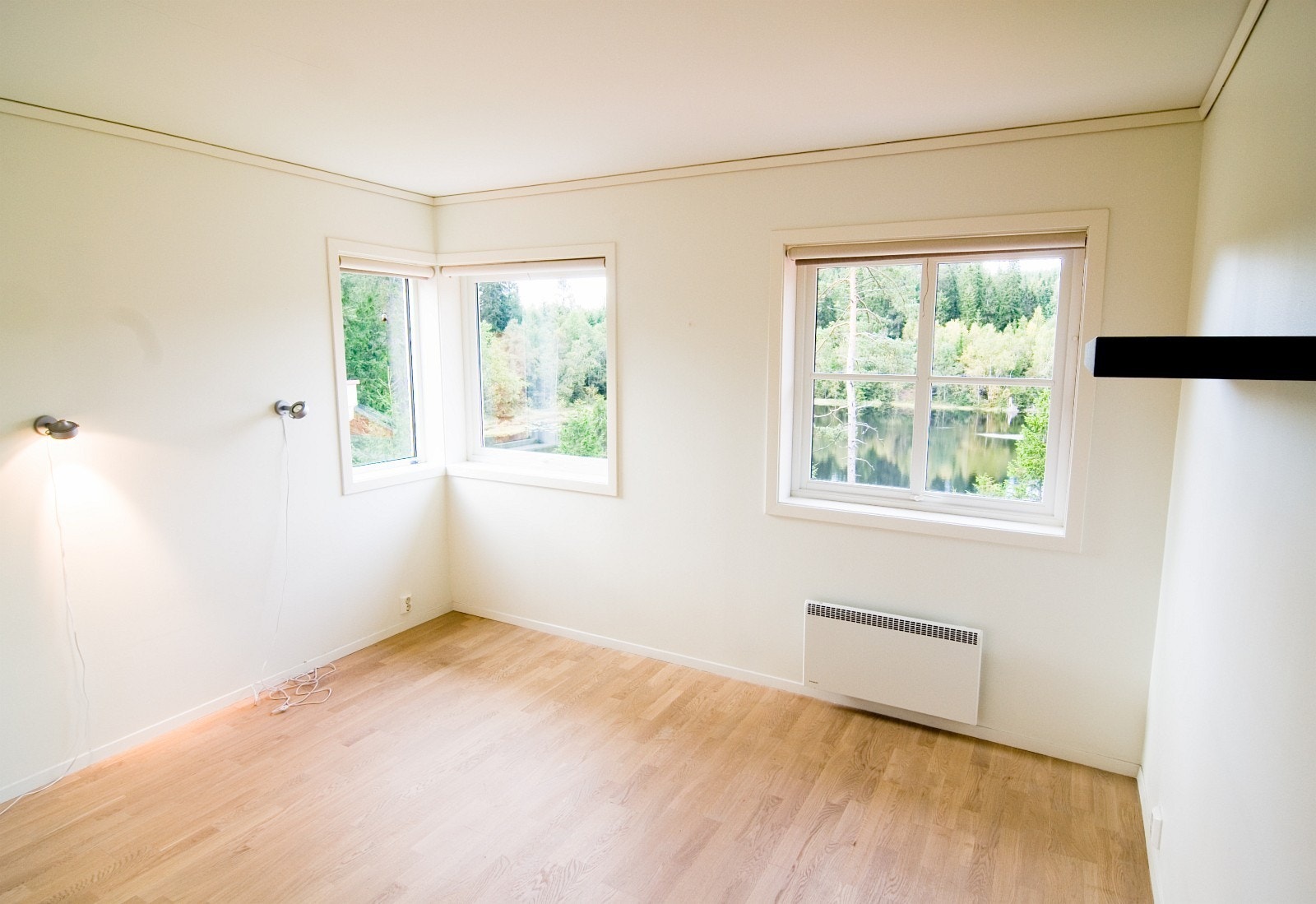 Hovedsoverom med utsikt til Lillevann og med walk-in-garderobe. Galleribilde