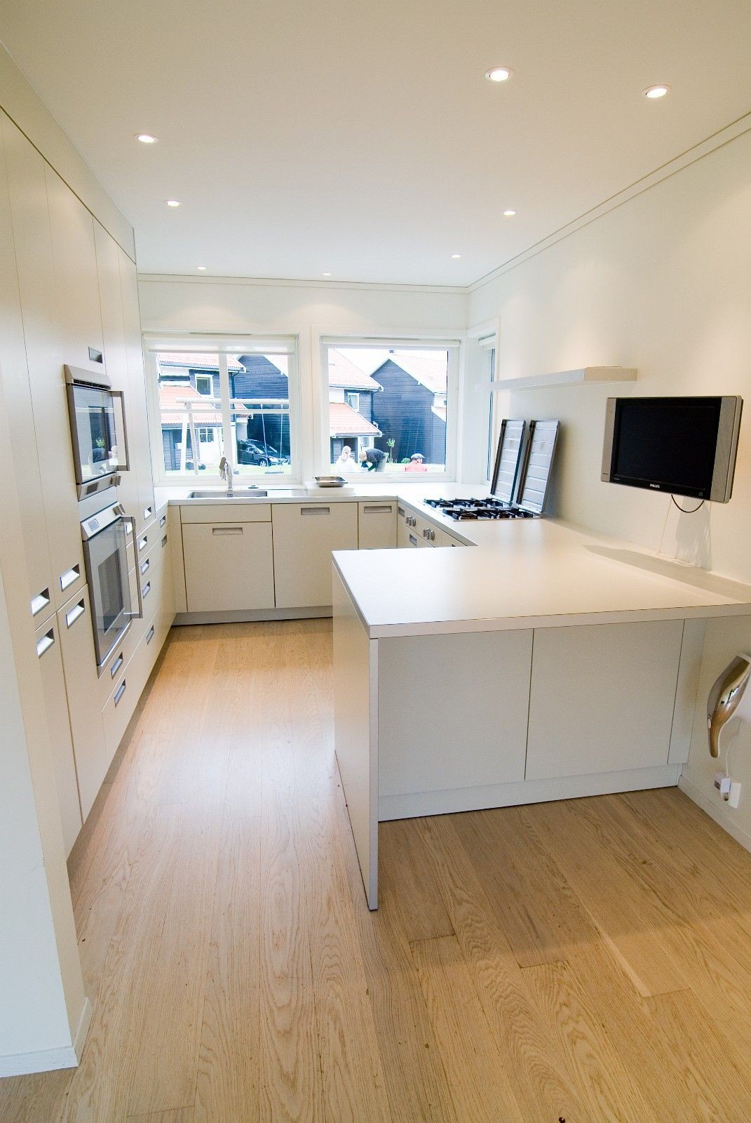 Kjøkkenet er plassert i hovedetasjen Galleribilde