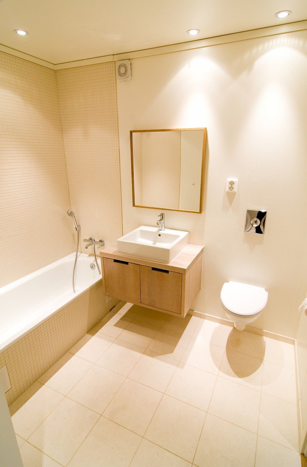 Baderom i underetasjen med badestue. Galleribilde