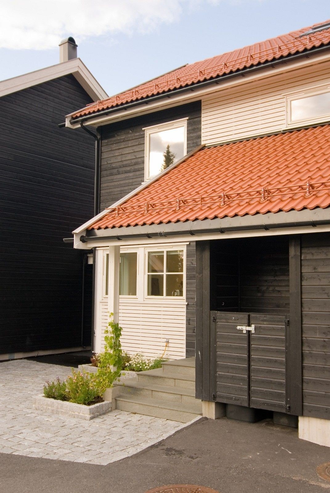 Flott og opparbeidet inngangsparti med carport Galleribilde