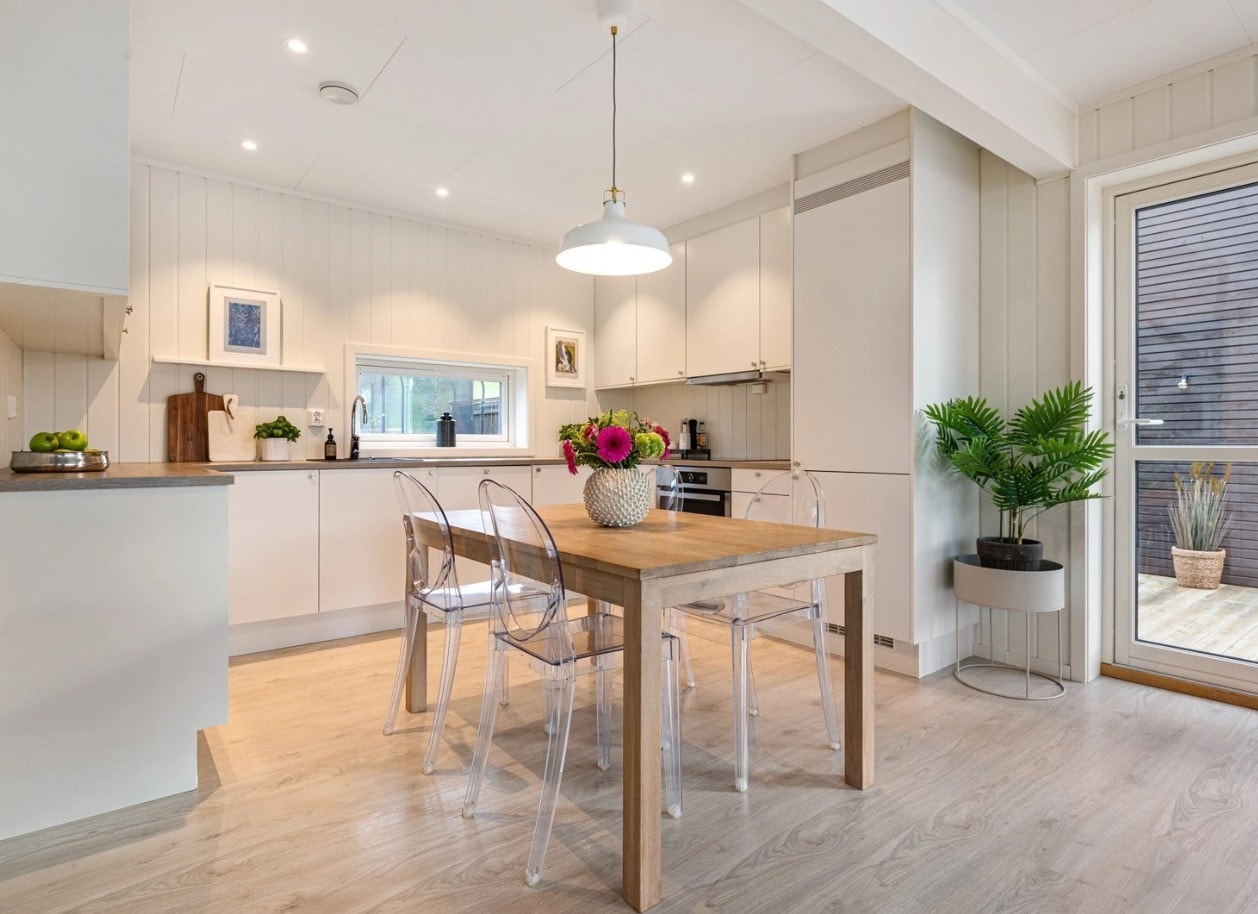 Det er mulighet for spisegruppe fint plassert ved kjøkkenet og med utgang til terrassen Galleribilde