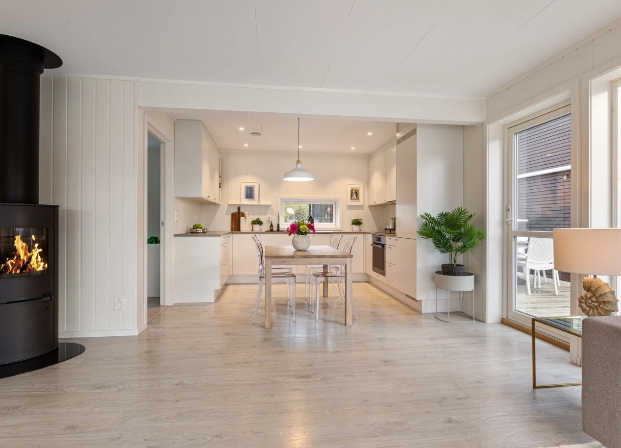 Rommet oppleves luftig med åpen stue- kjøkkenløsning og lyse fargevalg Galleribilde