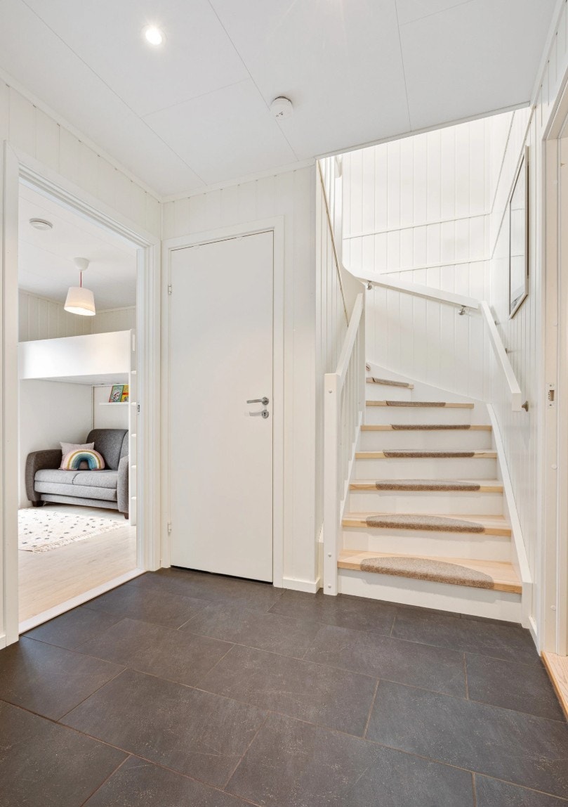 Gangen er ustyrt med gulvvarme og under trappa får du et praktisk kott for kjærkommen oppbevaring Galleribilde