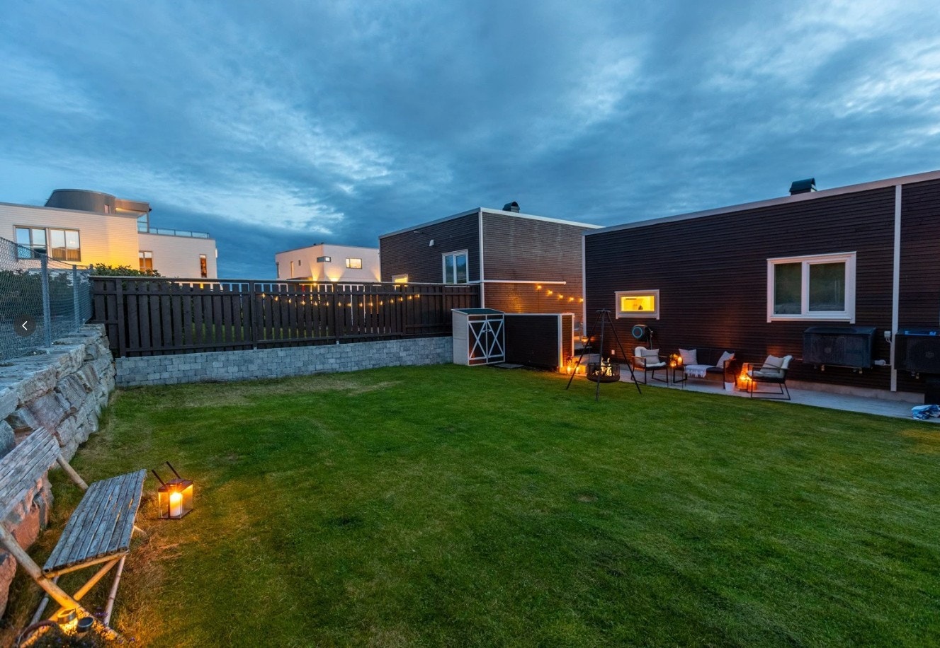 På baksiden av boligen får du flotte og romslige utearealer Galleribilde