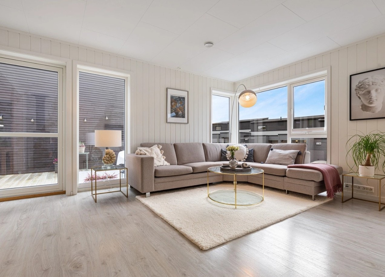 Stua har flere vindusflater som slipper inn rikelig med naturlig lys Galleribilde