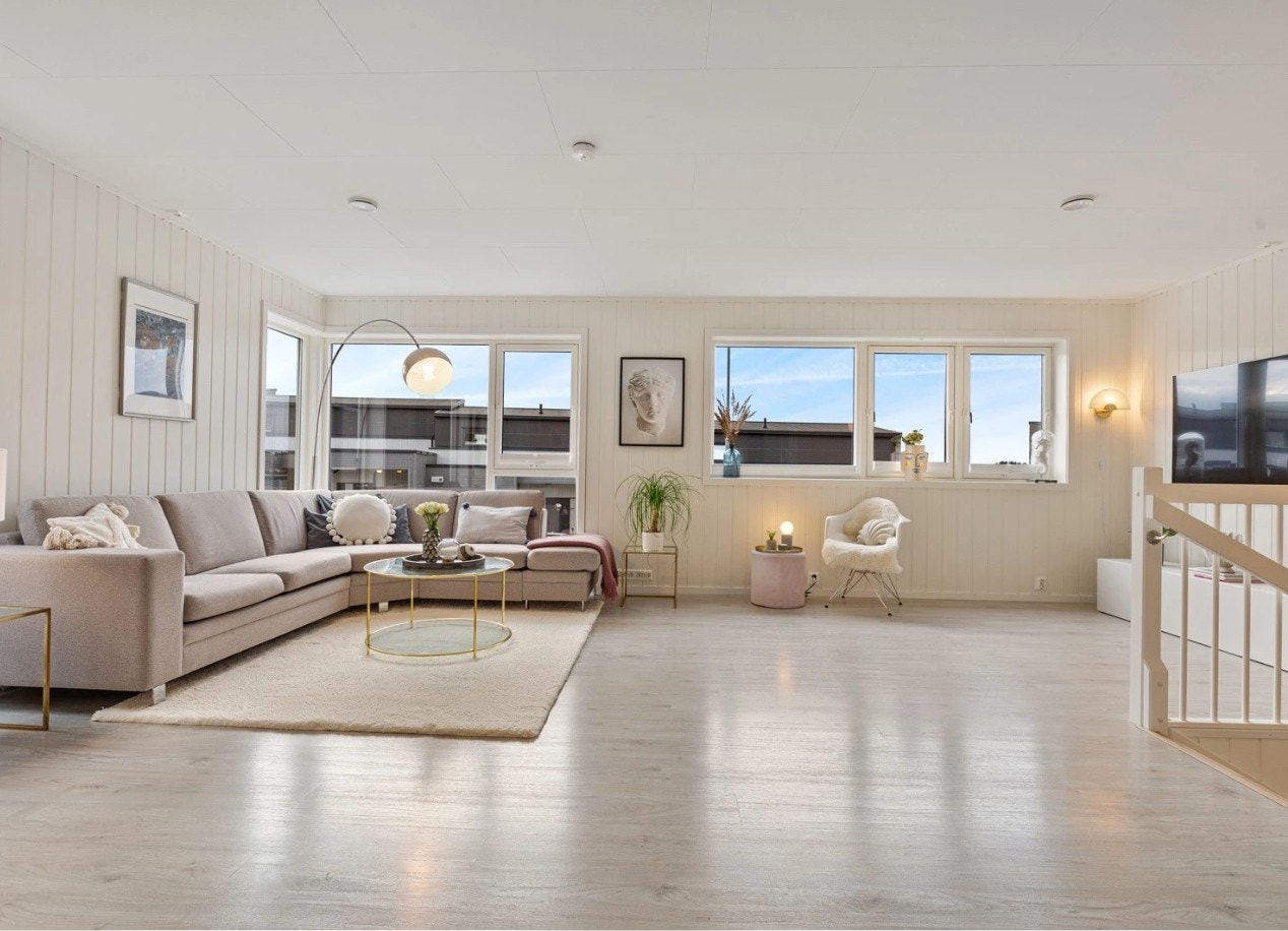 Boligen har en stor og lys stue med god plass til ønsket sittegruppe Galleribilde