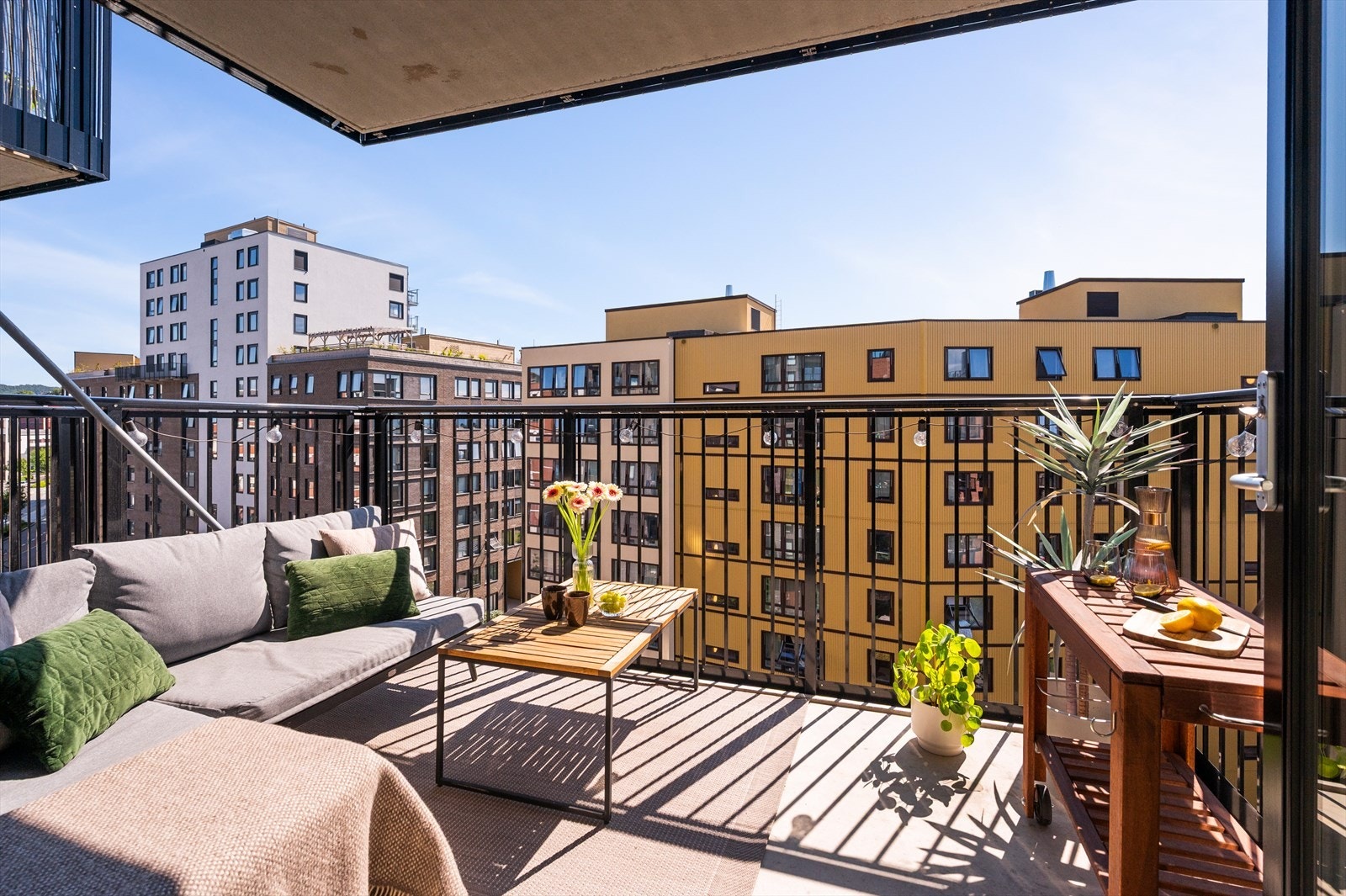 Balkongen fungerer utmerket som en forlengelse av boligen i sommerhalvåret. Galleribilde