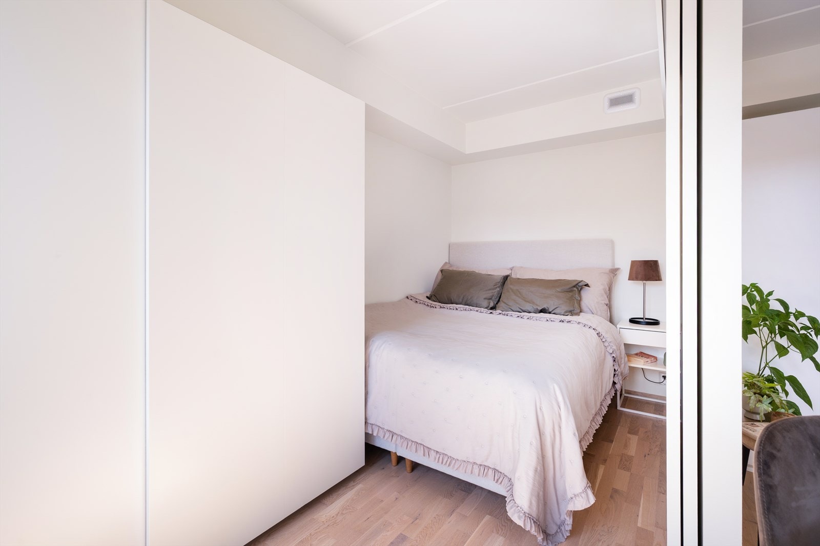 Soverom med adkomst via skyvedør fra stuen. Galleribilde