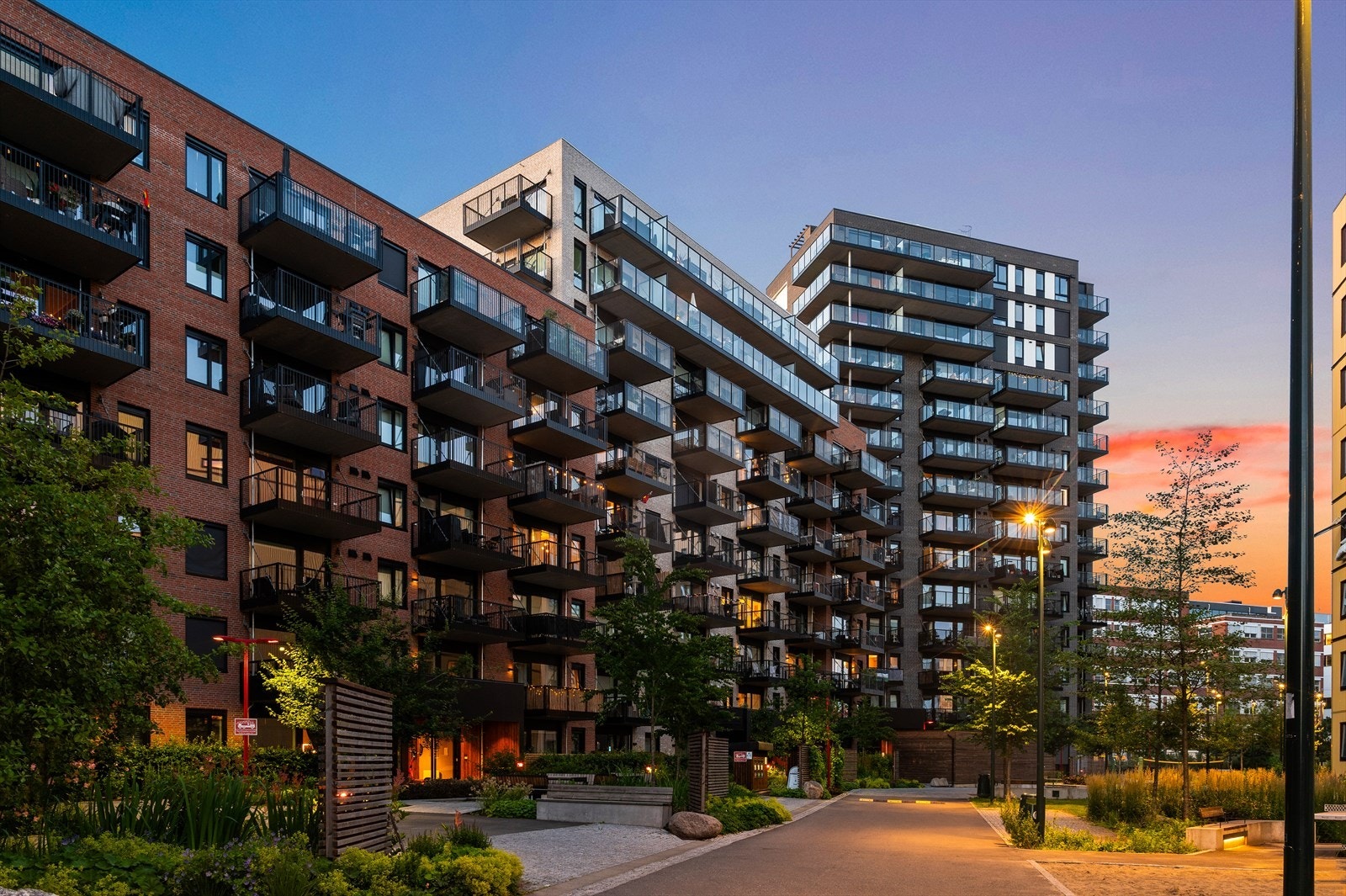 Fellesområdene er svært pent opparbeidet med gangstier, gressplen, hekk og ellers flott beplantning. Galleribilde