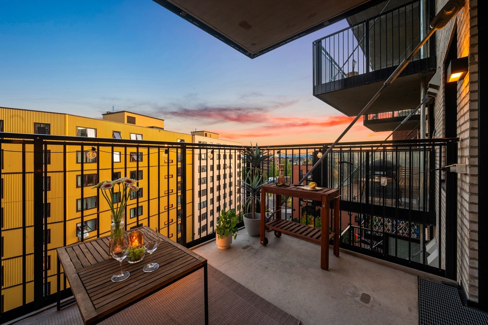 Leiligheten har store vindusflater og en smart planløsning som gir rikelig med naturlig lys og en luftig atmosfære. Galleribilde