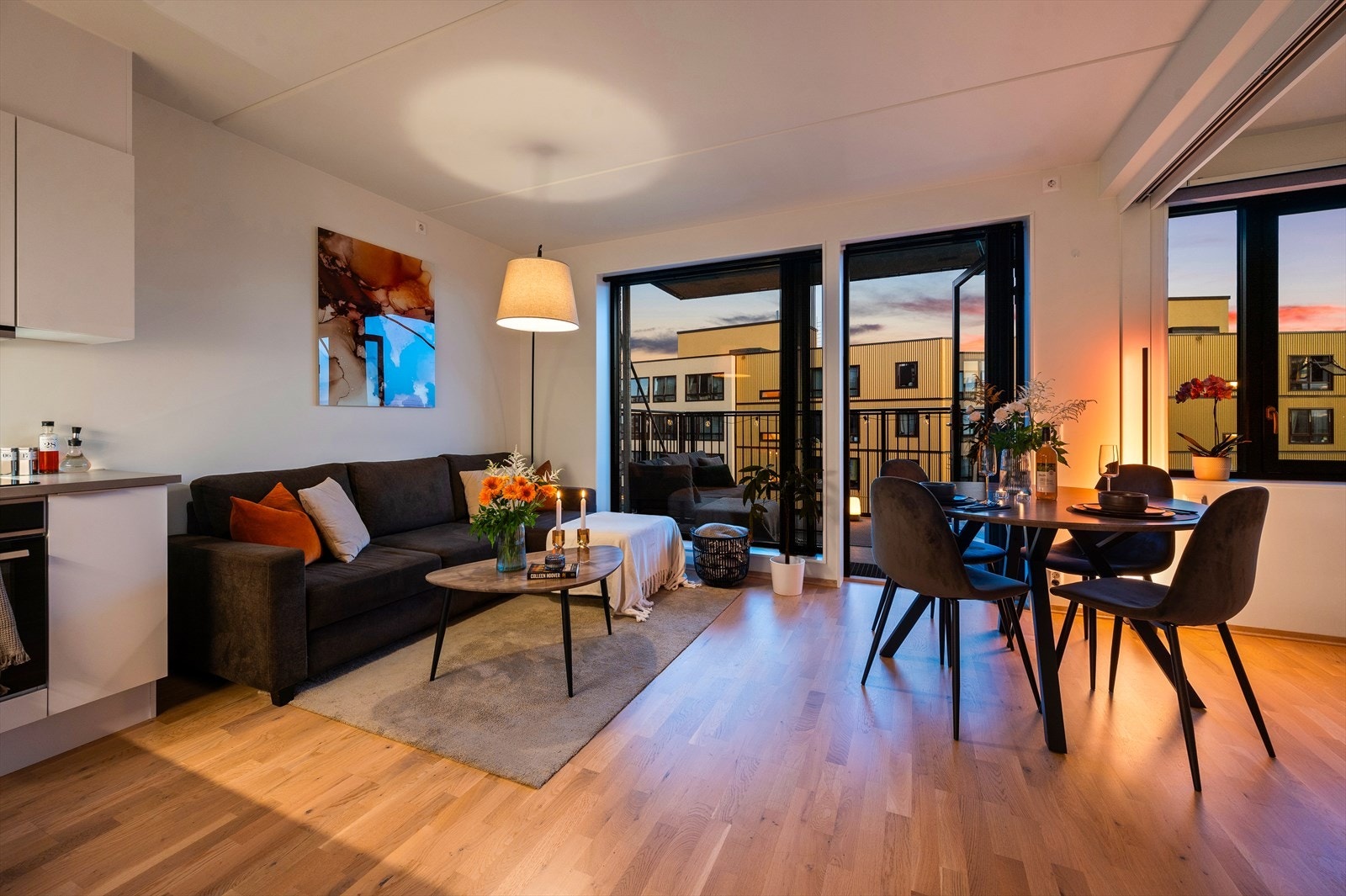 Lys og trivelig stue med god plass til sofaseksjon med tilhørende møblement. Galleribilde