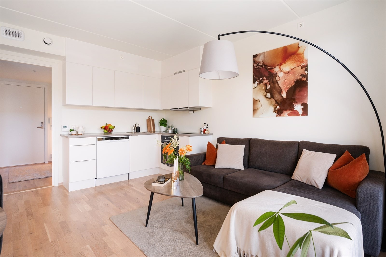 Kjøkkenet ligger i åpen løsning til stuen, og bidrar til en luftig og sosial planløsning. Galleribilde