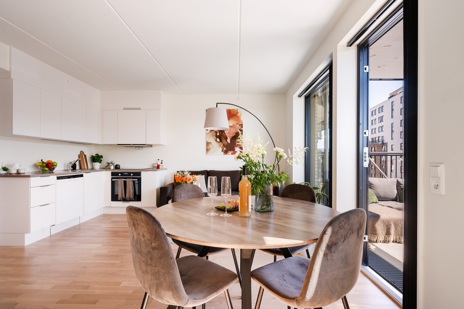 God plass til spisebord for hyggelig sammenkomster. Galleribilde